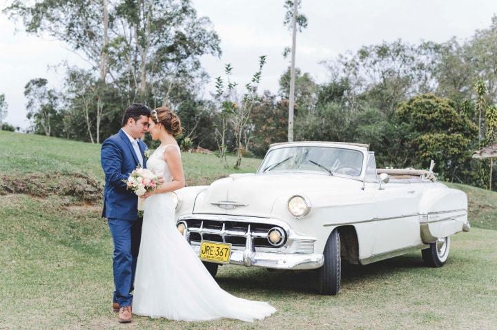 Carro clásico de novios para matrimonio