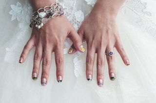 manos con diseños en las uñas para novias