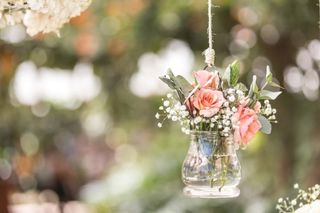 decoración colgante con recipiente de vidrio y flores