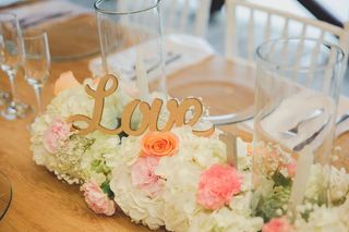 arreglos de flores elegantes para boda con letrero de madera
