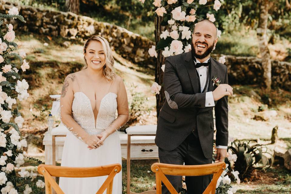 pareja de novios que ríen frente al altar - compromiso matrimonial