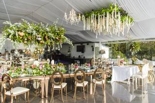 Decoración con flores en el techo de la recepción de matrimonio