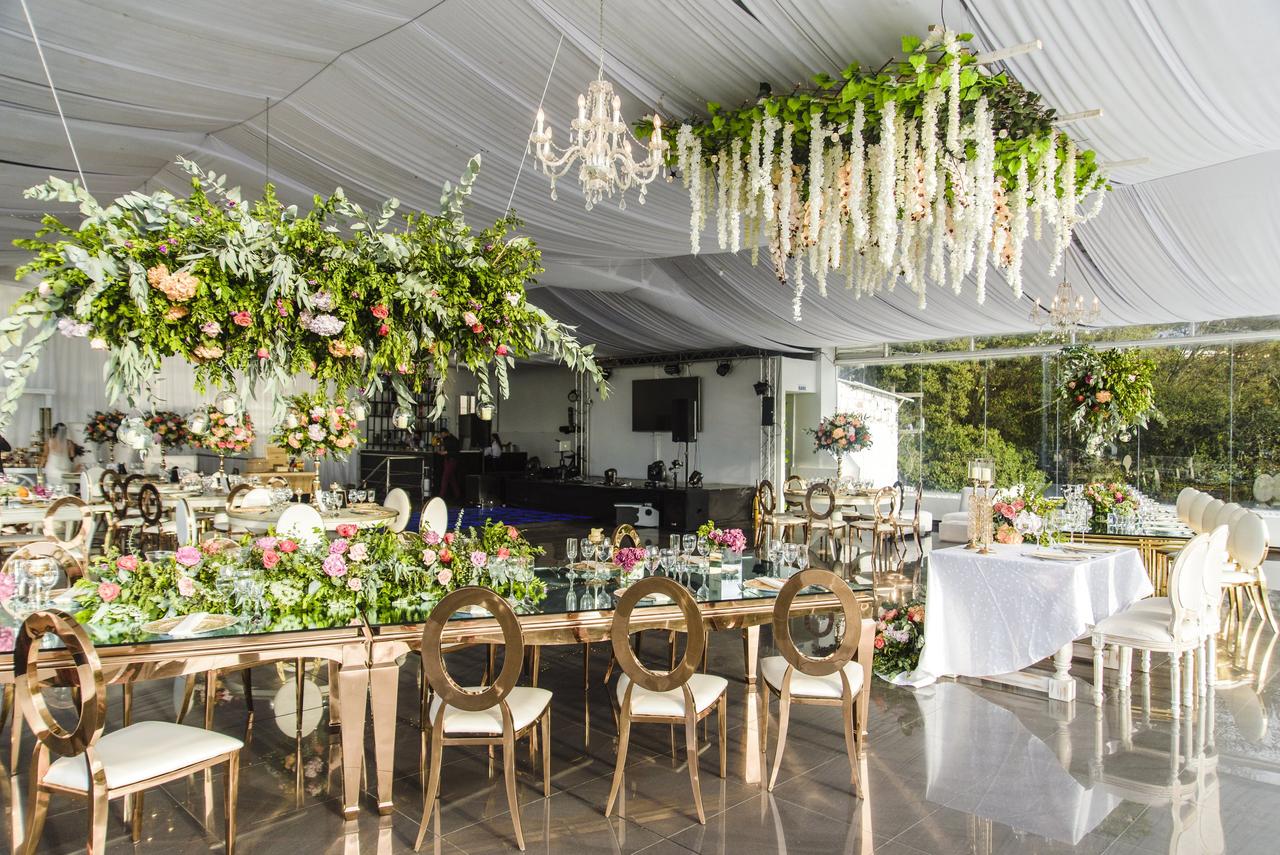 Decoración con flores en el techo de la recepción de matrimonio