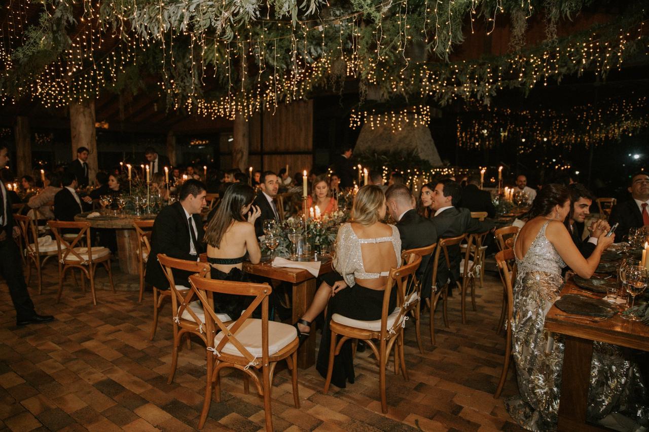 banquete y recepción con invitados de boda