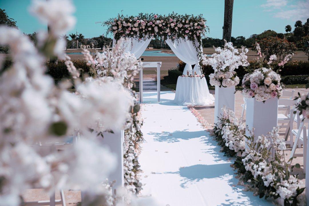 decoración elegante para matrimonio con arreglos florales