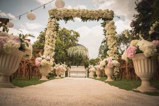 Arco de matrimonio con flores