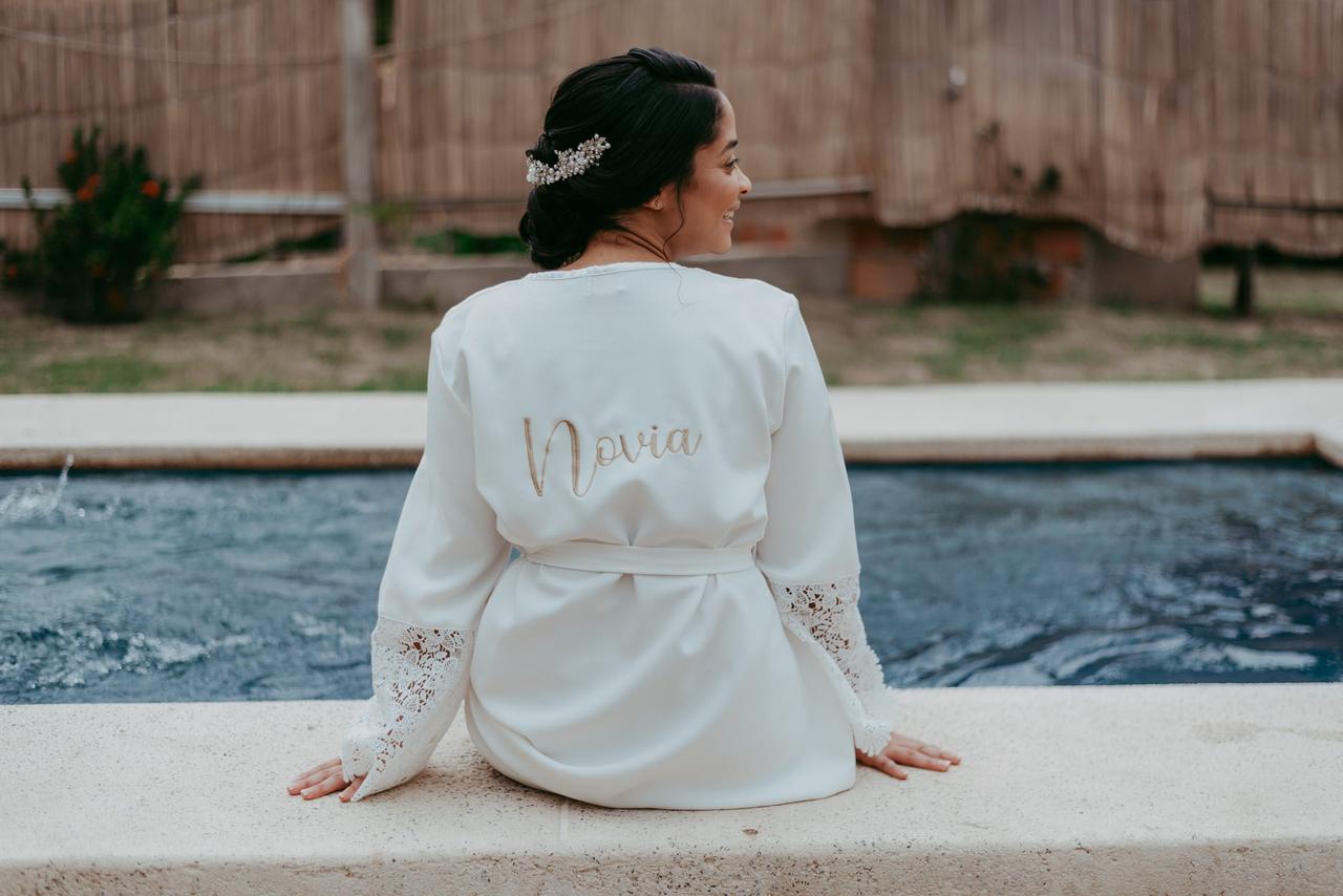 novia en una piscina con la bata de novia