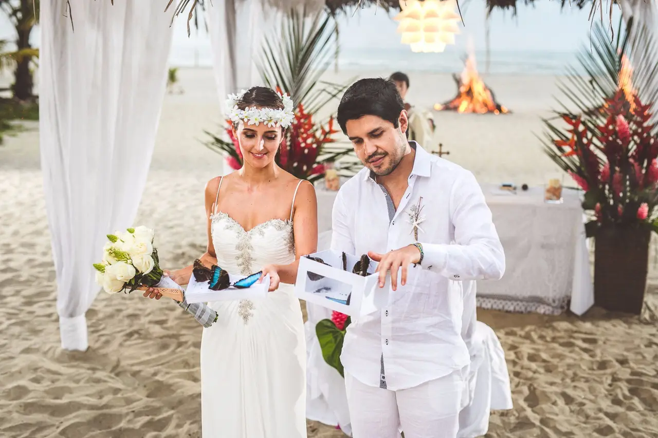 El ritual de liberar mariposas el día del matrimonio