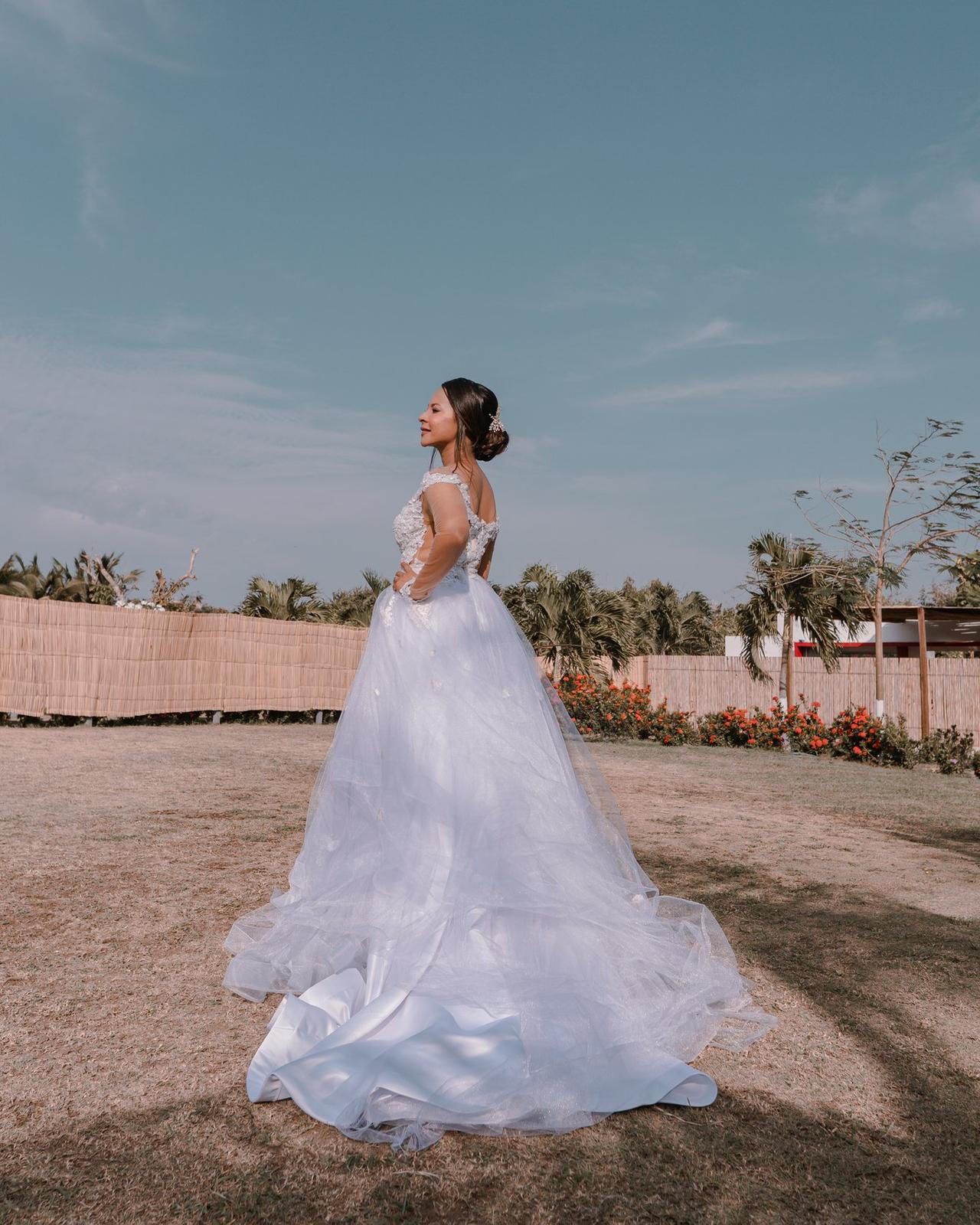 novia en un jardín