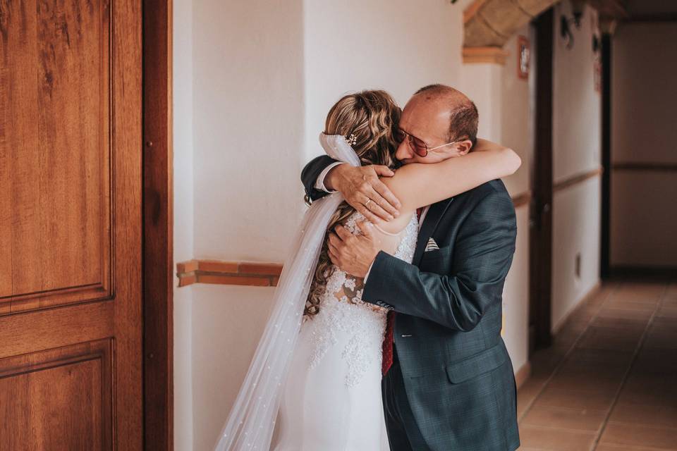 padre que abraza a su hija que se va a casar