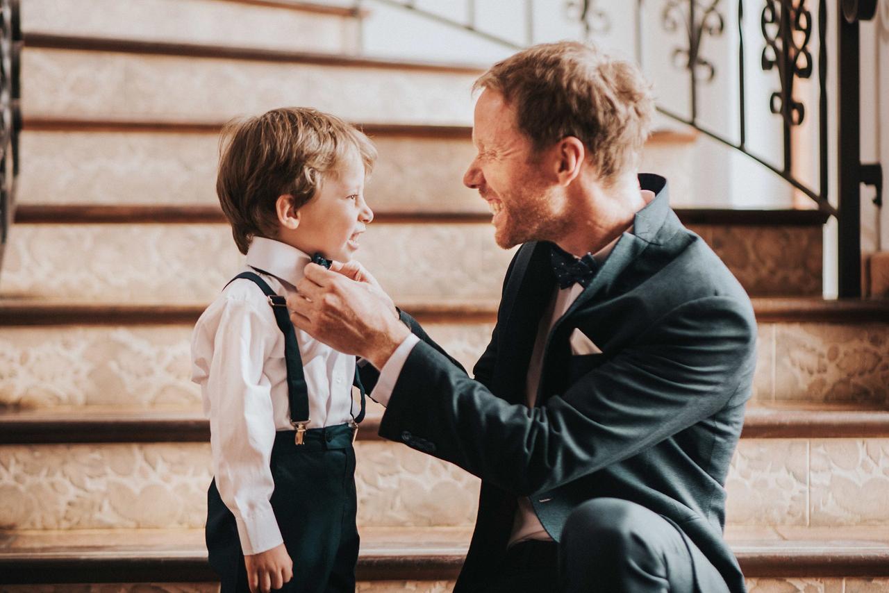 pajecito de boda con su padre