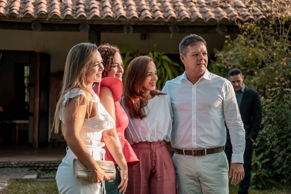 invitados a una boda a los que le sacan una foto