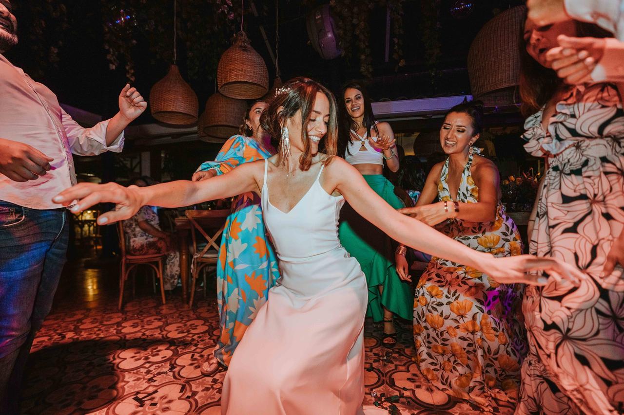 novia que baila durante su boda