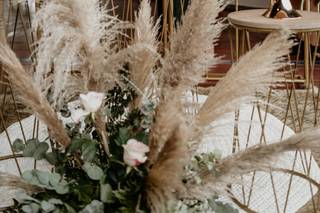 Decoración de mesa del pastel de boda con hierba de la Pampa