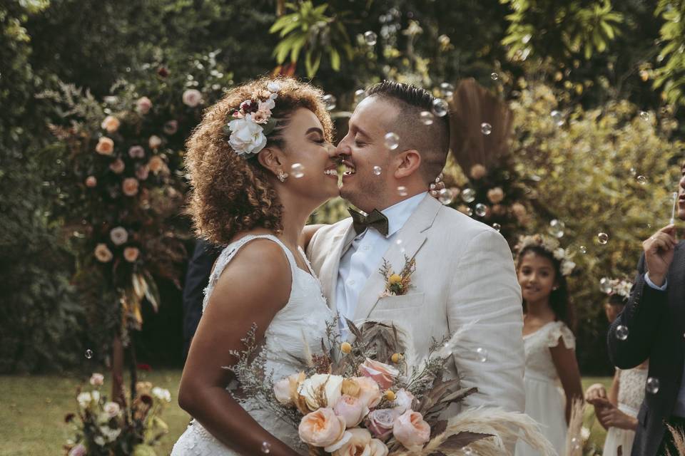 Beso de recién casados en la salida de la ceremonia de boda