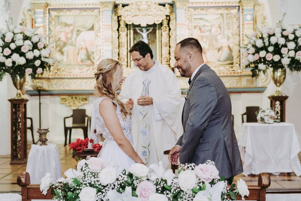 novios en el altar de la iglesia en su matrimonio católico