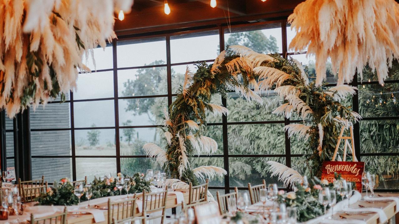 Arco con plantas en la recepción de matrimonio