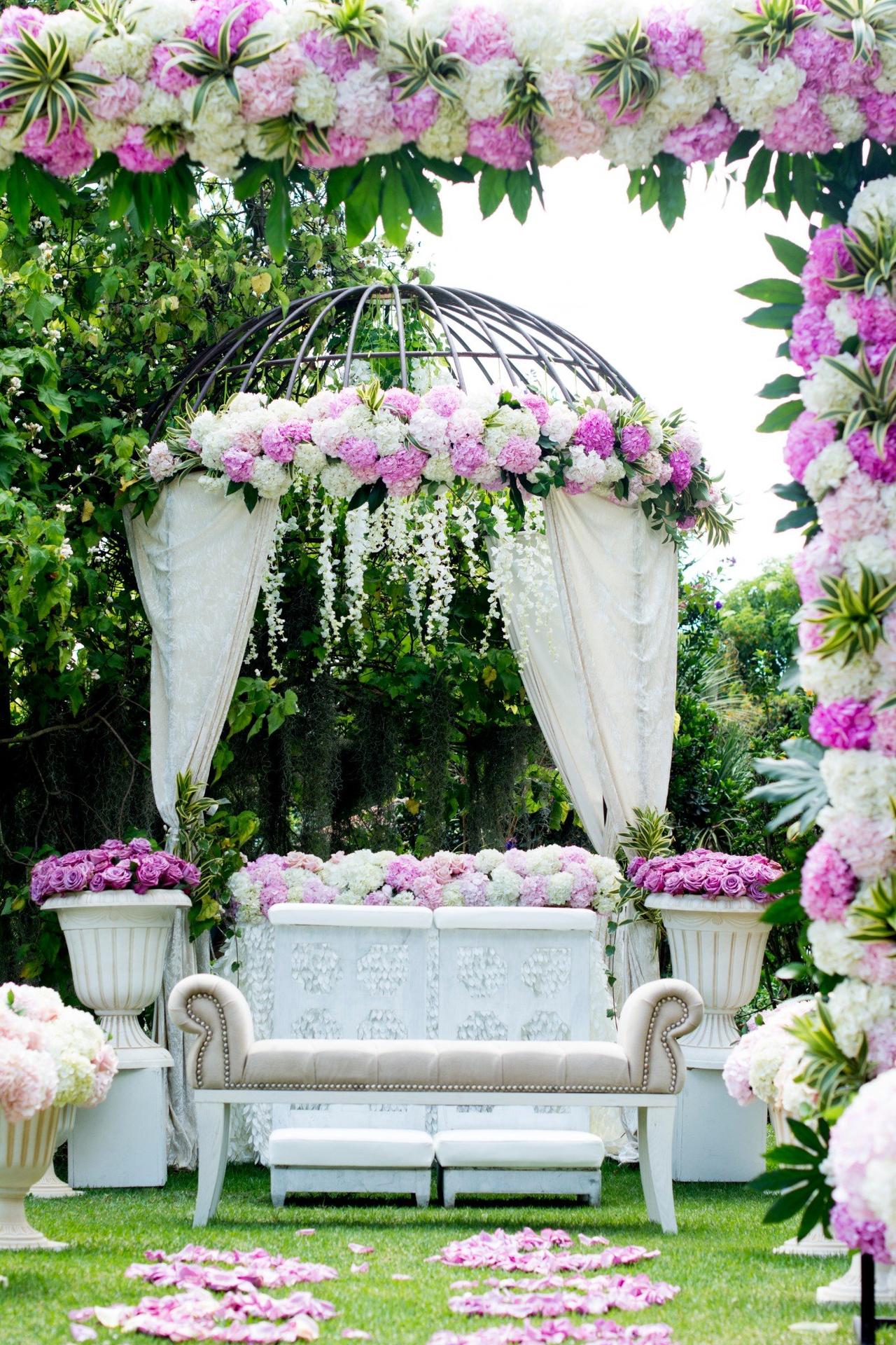 decoración de altar para boda con flores