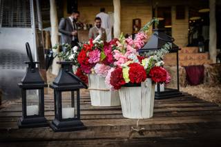 macetas con arreglos florales para boda con lámparas