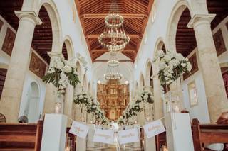 arreglos florales blancos para matrimonio en iglesia