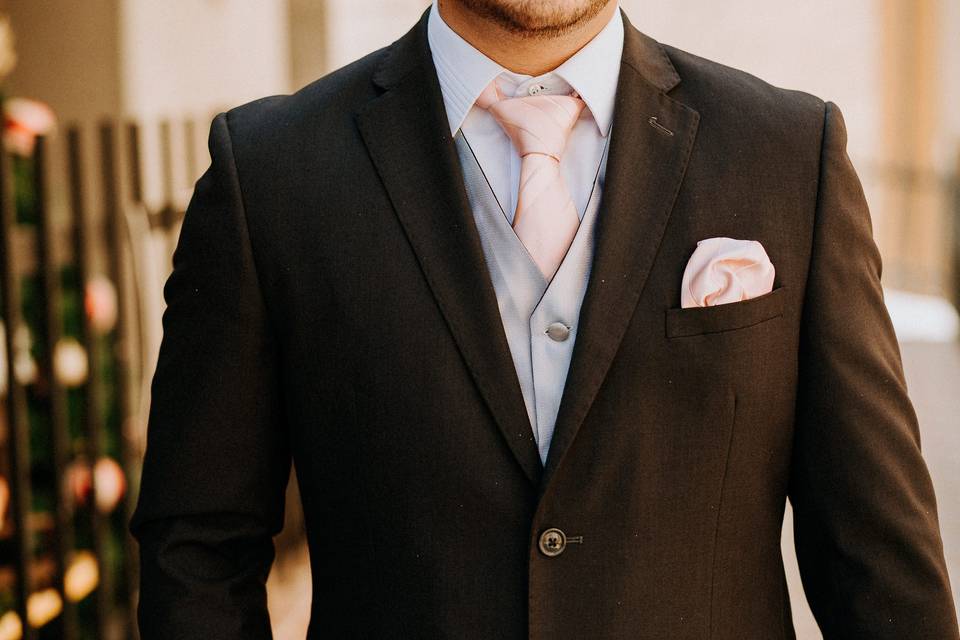 traje de novio negro con corbata rosada para matrimonio