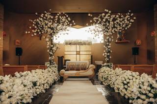 decoración para matrimonio en iglesia con flores blancas