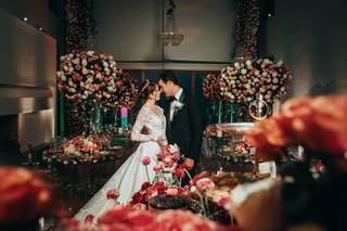 Pareja de novios en la recepción de boda