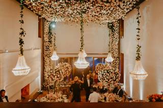 Lamparas y flores en la decoración de boda