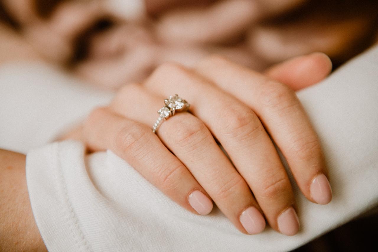 Cómo elegir un anillo de compromiso en función del estilo de la novia: 3  opciones que destacan por su estilo