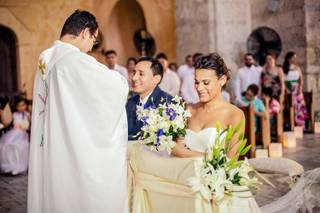 Pareja en la Iglesia recibiendo la comunión