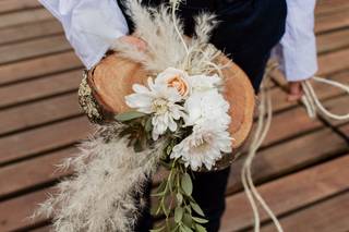 porta argollas en madera con flores y plantas