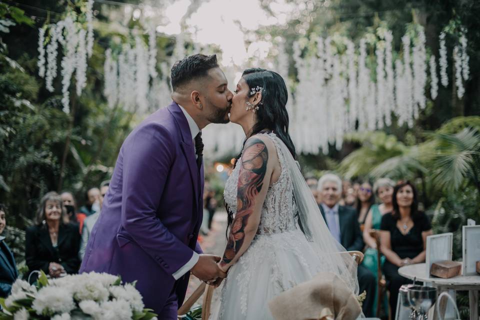 pareja que se besa durante ceremonia nupcial