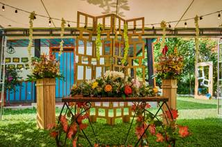 mesa de novios con arreglos florales para boda y madera