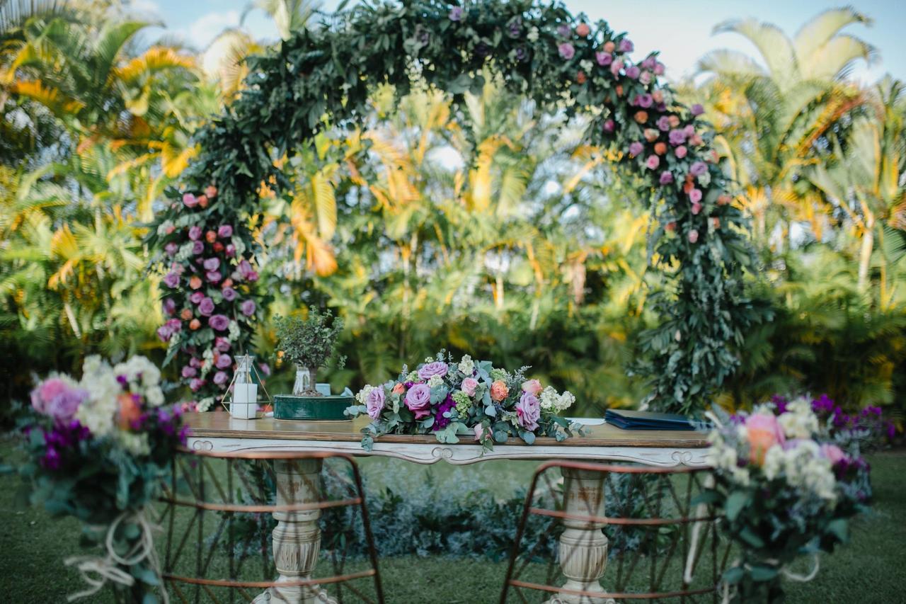altar matrimonio civil con arco y flores