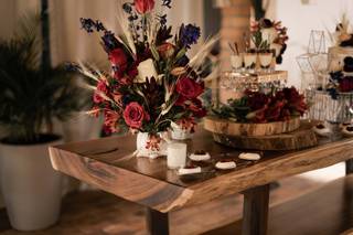 arreglo floral rojo para mesa de postres de boda