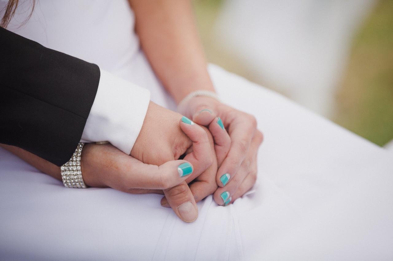 manicura con color turquesa para novias