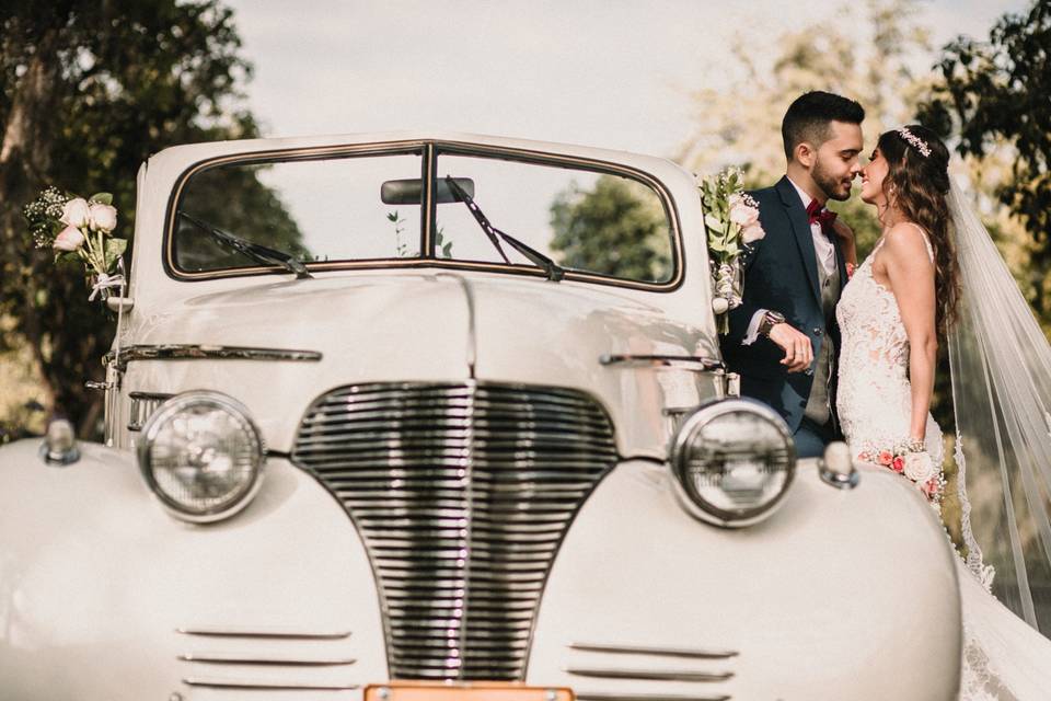 novios y carro para matrimonio