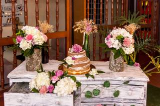 Mesa decorada de pastel para boda con mueble antiguo