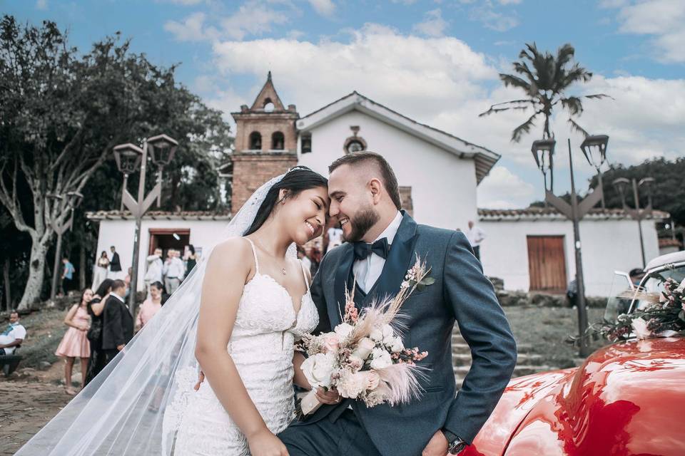 Novios a la salida de la Iglesia de San Antonio