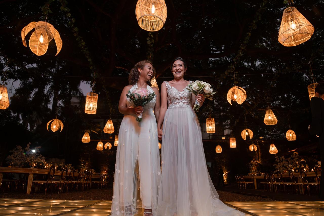 dos novias que ríen durante su boda