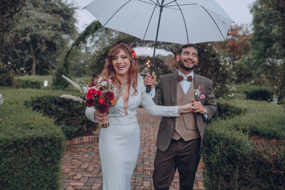 Foto de pareja bajo la lluvia al aire libre