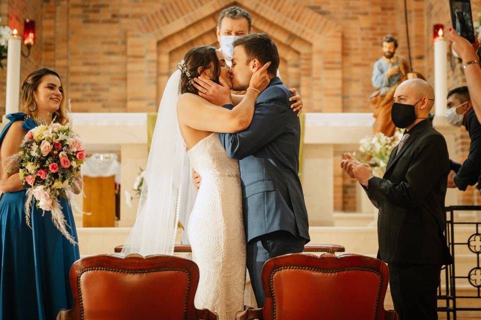 romántico beso de pareja en la iglesia después cumplir requisitos para matrimonio católico