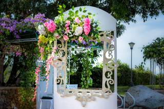 altar de boda con arreglos florales