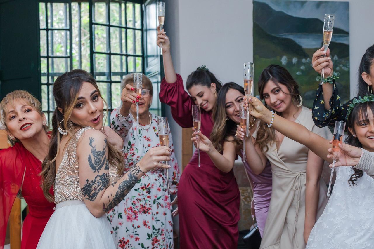novia e invitadas que hacen un brindis