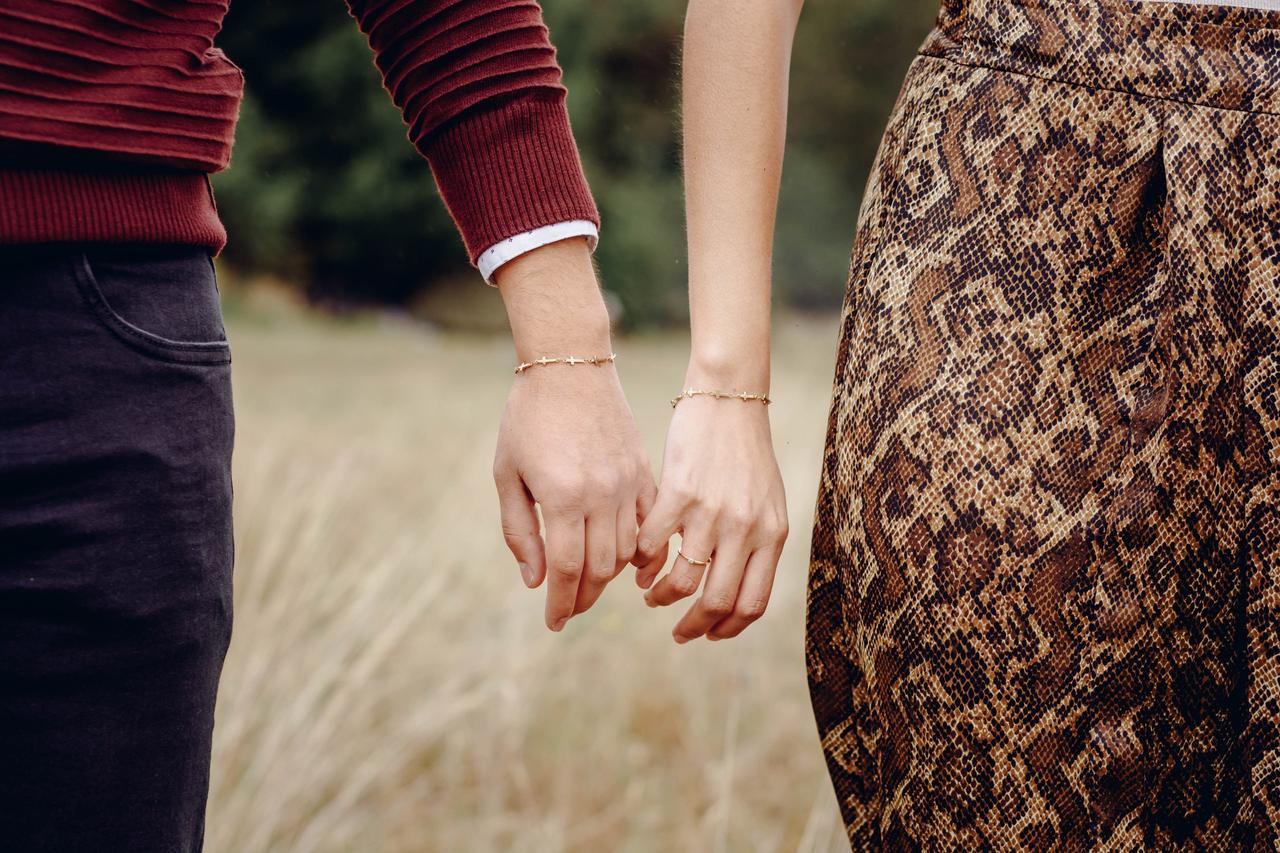 manos con anillos en sesion de preboda