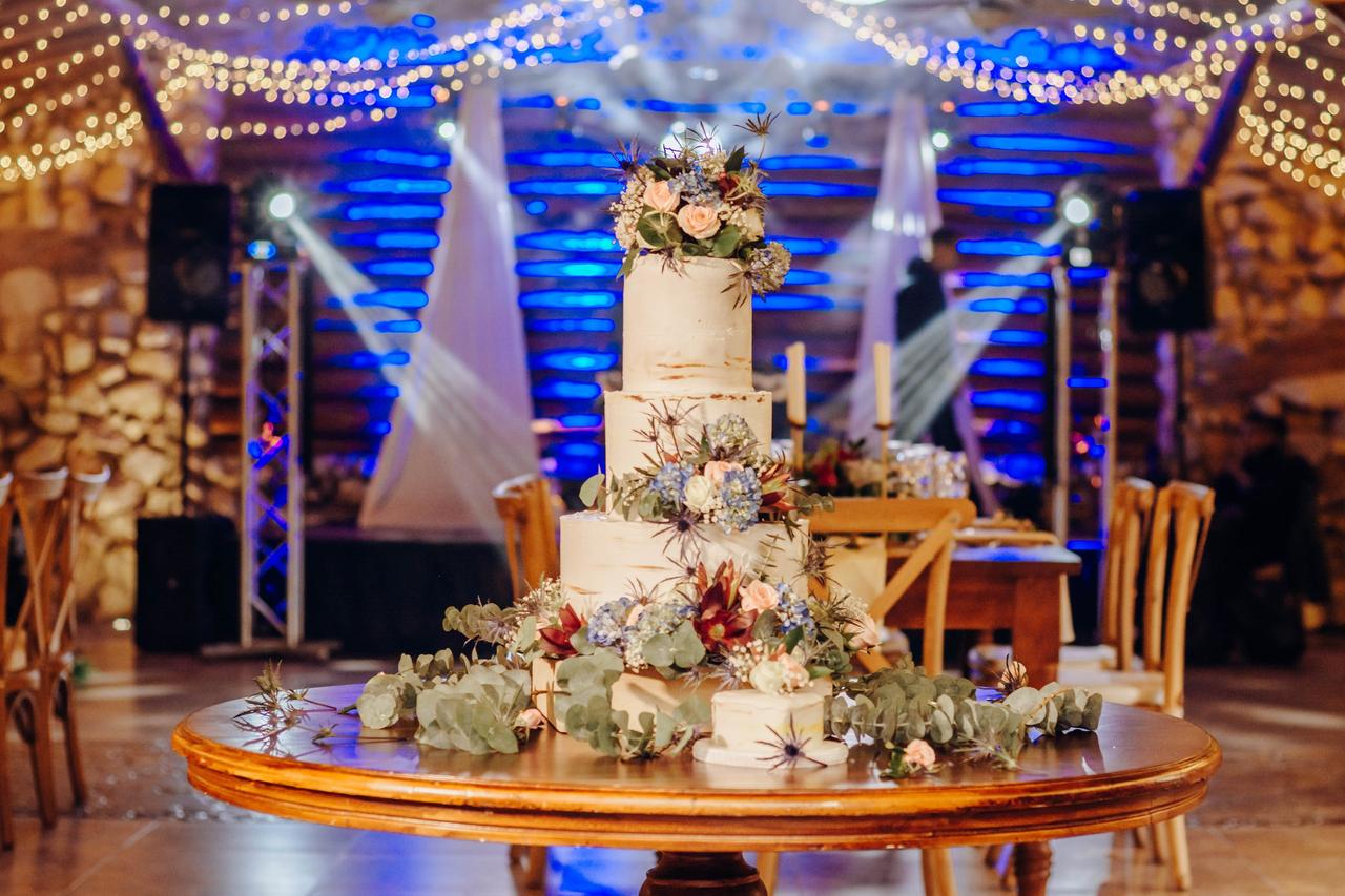 Mesas de maderas para tortas de matrimonio