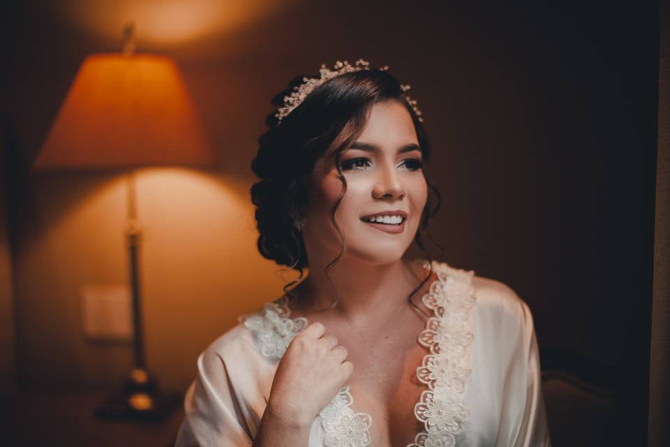 novia con peinado elegante y tiara de pedrería