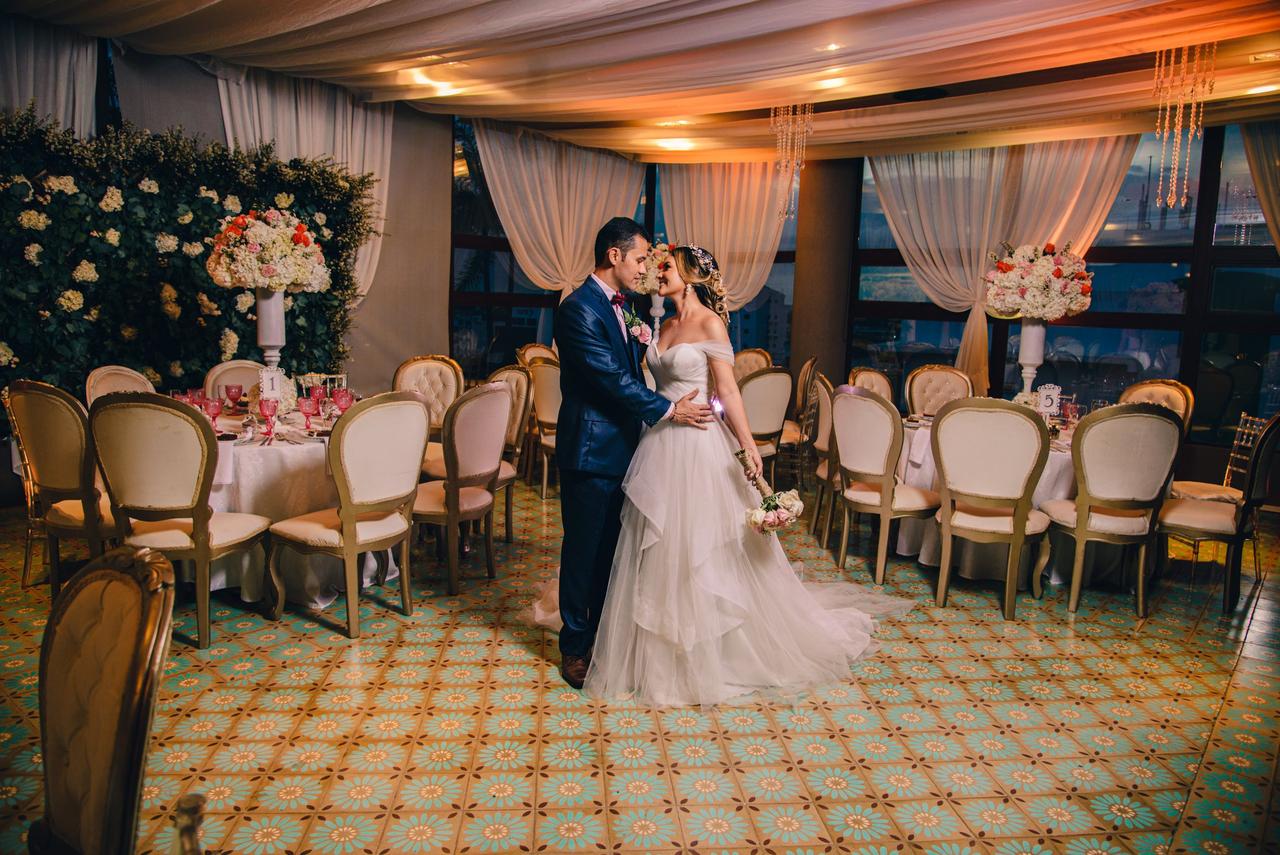 novios en el salón de fiesta de matrimonio
