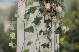 arco de boda decorado con flores
