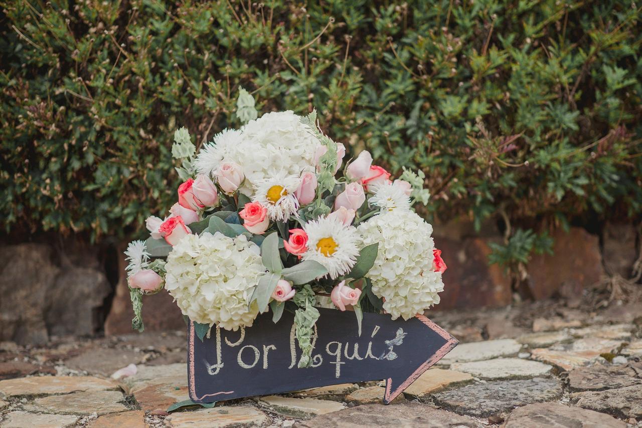 arreglos de flores para matrimonio con pizarra